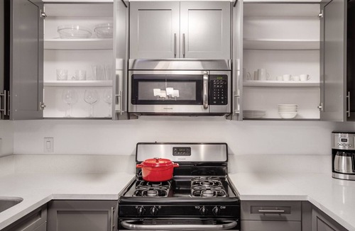 Sawtelle Apartment | Central Brentwood 1BR w/Pool, near UCLA, San Vicente, by Blueground