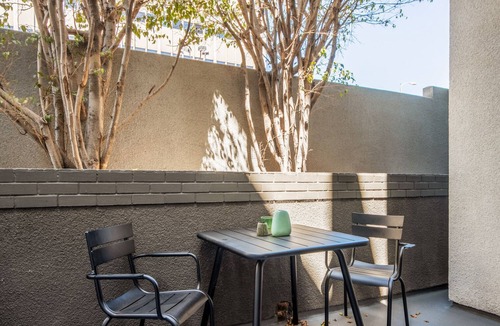 Sawtelle Apartment | Central Brentwood 1BR w/Pool, near UCLA, San Vicente, by Blueground