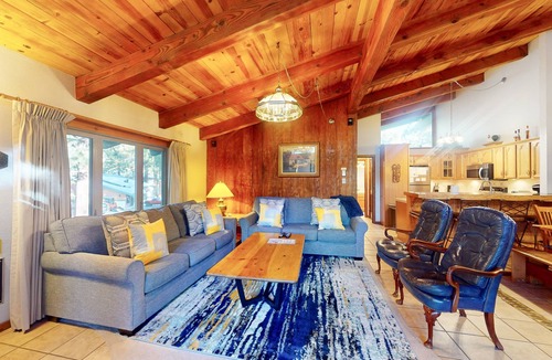 Mammoth Lakes Condo | Central Condo w/Fireplace & Shared Pool/Hot Tub/Tennis - 1 Mile to Gondola