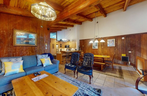 Mammoth Lakes Condo | Central Condo w/Fireplace & Shared Pool/Hot Tub/Tennis - 1 Mile to Gondola