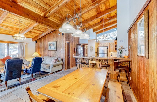 Mammoth Lakes Condo | Central Condo w/Fireplace & Shared Pool/Hot Tub/Tennis - 1 Mile to Gondola