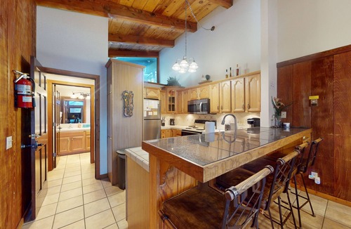 Mammoth Lakes Condo | Central Condo w/Fireplace & Shared Pool/Hot Tub/Tennis - 1 Mile to Gondola