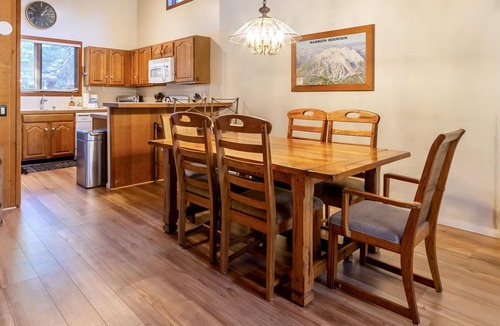 Mammoth Lakes House | Centrally Located 2B/3BA Condo; Laundry & Jacuzzi