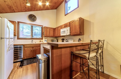 Mammoth Lakes House | Centrally Located 2B/3BA Condo; Laundry & Jacuzzi