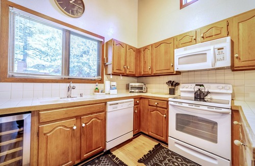 Mammoth Lakes House | Centrally Located 2B/3BA Condo; Laundry & Jacuzzi