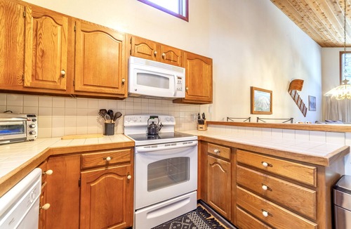 Mammoth Lakes House | Centrally Located 2B/3BA Condo; Laundry & Jacuzzi