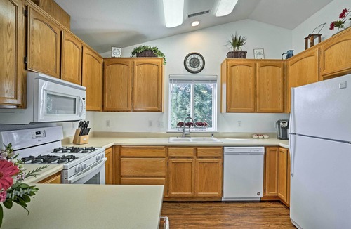 Mount Shasta House | Centrally Located Mt Shasta Home w/Deck!
