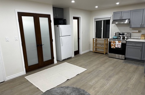 Wilshire Montana Apartment | Centrally located Santa Monica Studio