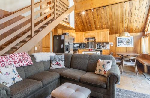 Mammoth Lakes Ski Chalet | Chalet 07 by Mammoth Mountain Chalets