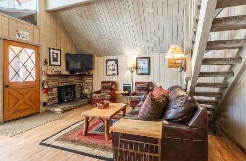 Mammoth Lakes Ski Chalet | Chalet 10 by Mammoth Mountain Chalets