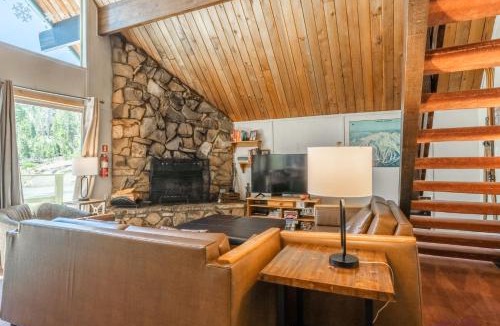 Mammoth Lakes Ski Chalet | Chalet 15 by Mammoth Mountain Chalets
