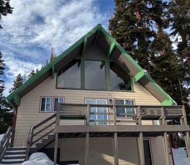 Mammoth Lakes Ski Chalet | Chalet 16 by Mammoth Mountain Chalets