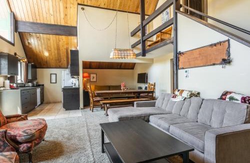 Mammoth Lakes Ski Chalet | Chalet 16 by Mammoth Mountain Chalets