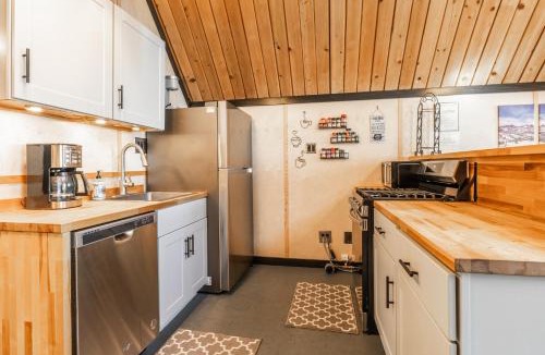 Mammoth Lakes Ski Chalet | Chalet 18 by Mammoth Mountain Chalets
