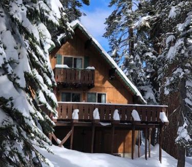 Mammoth Lakes Ski Chalet | Chalet 21 by Mammoth Mountain Chalets
