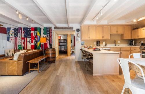 Mammoth Lakes Ski Chalet | Chalet 21 by Mammoth Mountain Chalets