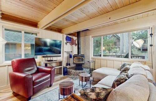 Incline Village House | Chalet-style Townhome with Fireplace Deck Near Ski Resort Incline Village