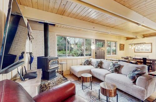 Incline Village House | Chalet-style Townhome with Fireplace Deck Near Ski Resort Incline Village