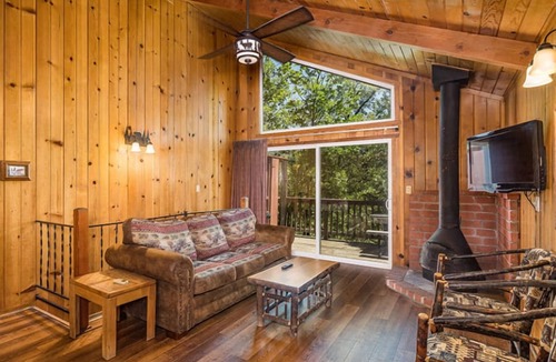 Bass Lake Hotel | Chalet w/Breakfast (Select Stays), Steps From Bass Lake and Yosemite