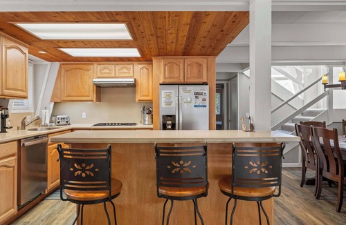 Carnelian Bay Ski Chalet | Chalet with Large Deck, Ping Pong Table, Spacious Bunk Room