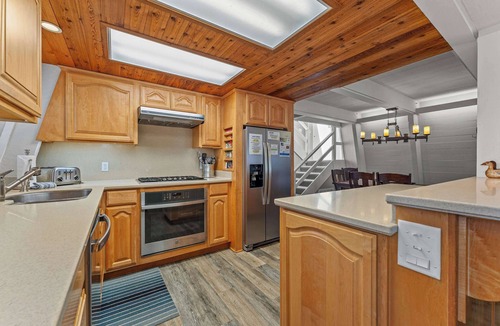 Carnelian Bay Ski Chalet | Chalet with Large Deck, Ping Pong Table, Spacious Bunk Room