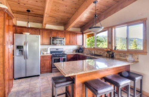 Chamberlands House | Chamberland Getaway Lake Views with Deck