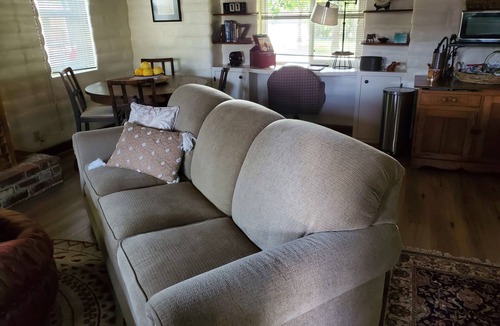 Raisin Cottage | Charming 1-bedroom, wood ceiling adobe cottage in Fresno, WiFi, AC, fitness room