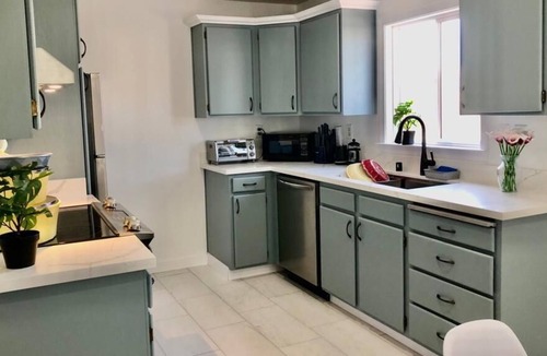 Ashland House | Charming 1BR w/ AC, Covered Deck & Outdoor BBQ