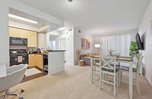 Del Rey Apartment | Charming 2-bedroom apartment with pool, jacuzzi and gym in Marina Del Rey!
