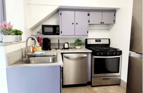 South Pasadena Apartment | Charming 2-bedroom 1 Bath apartment in peaceful South Pasadena with kingsize bed