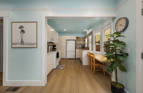 Alamitos Beach Apartment | Charming 2-bedroom apartment in beautiful Long Beach with WiFi, AC, and Parking!