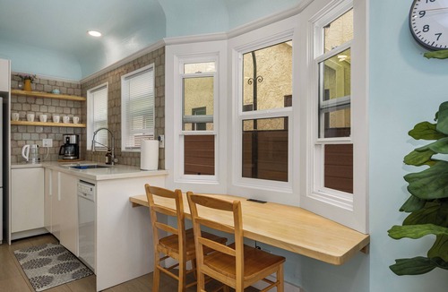 Alamitos Beach Apartment | Charming 2-bedroom apartment in beautiful Long Beach with WiFi, AC, and Parking!