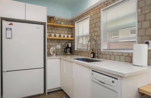 Alamitos Beach Apartment | Charming 2-bedroom apartment in beautiful Long Beach with WiFi, AC, and Parking!