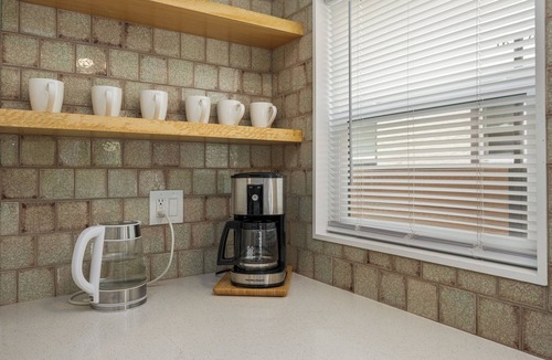 Alamitos Beach Apartment | Charming 2-bedroom apartment in beautiful Long Beach with WiFi, AC, and Parking!