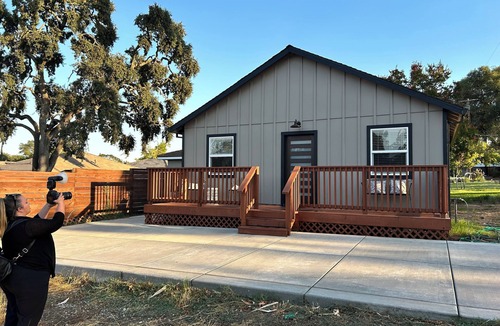 Carmichael Cottage | Charming 2-bedroom cottage with AC and WiFi in welcoming Fair Oaks