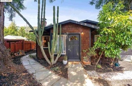 Oakland House | Charming 2-bedroom cottage house with natural outdoor surroundings in the hills
