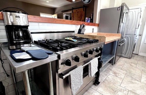 Santa Ana House | Charming 2-bedroom house 20 Minutes From Disneyland