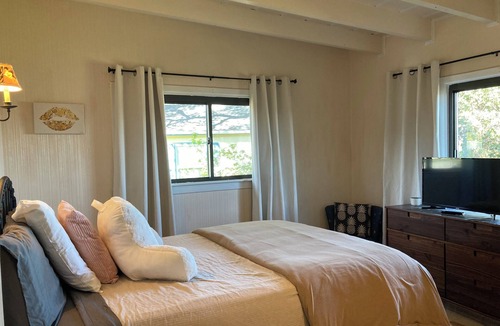 North Fremont Street House | Charming 2-bedroom house, Beach Bungalow Style, WiFi, Sleeps 5