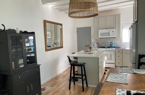 North Fremont Street House | Charming 2-bedroom house, Beach Bungalow Style, WiFi, Sleeps 5