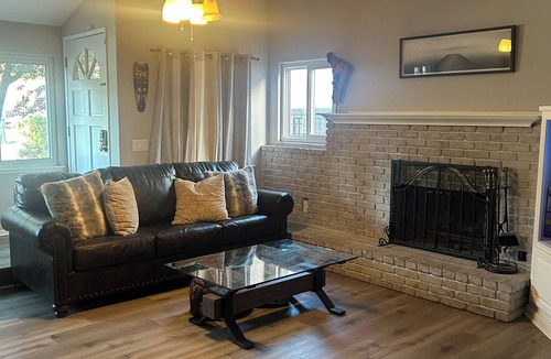 Val Verde House | Charming 2-bedroom house with WiFi, AC Near SixFlags