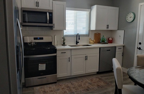 Atwater House | Charming 2-bedroom house with WiFi, AC in lovely Atwater