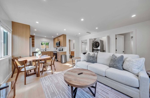 Van Nuys House | Charming 2-bedroom house｜ WiFi｜AC｜Mainfloor Bedroom #42318
