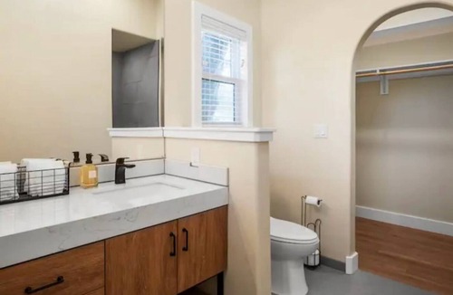 Paso Robles Cottage | Charming 2-bedroom cottage in heart of Paso Robles Wine country.