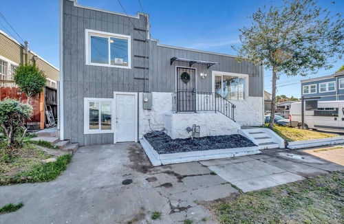 Oakland House | Charming 3-Bed Oakland Home: Modern Comforts & Style