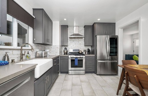 Naples Cottage | Charming 3 bedroom cottage with AC and WiFi in superb Long Beach location.