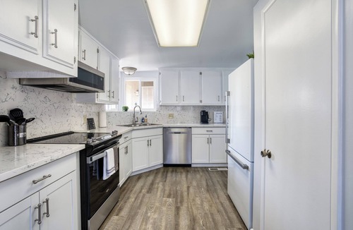 Raisin House | Charming 3-bedroom + Den house with AC and WiFi in awesome North Fresno.