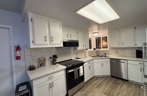 Raisin House | Charming 3-bedroom + Den house with AC and WiFi in awesome North Fresno.
