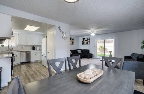 Raisin House | Charming 3-bedroom + Den house with AC and WiFi in awesome North Fresno.