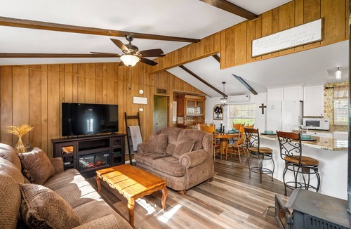 San Miguel House | Charming 3-bedroom farmhouse with AC and WiFi 15 minutes to downtown Paso Robles