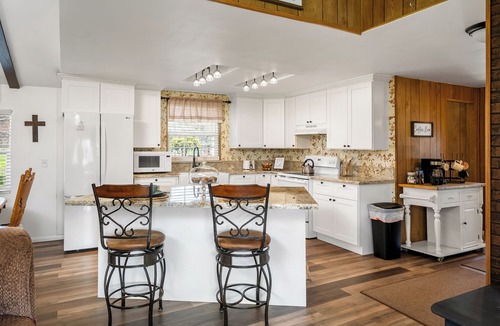 San Miguel House | Charming 3-bedroom farmhouse with AC and WiFi 15 minutes to downtown Paso Robles